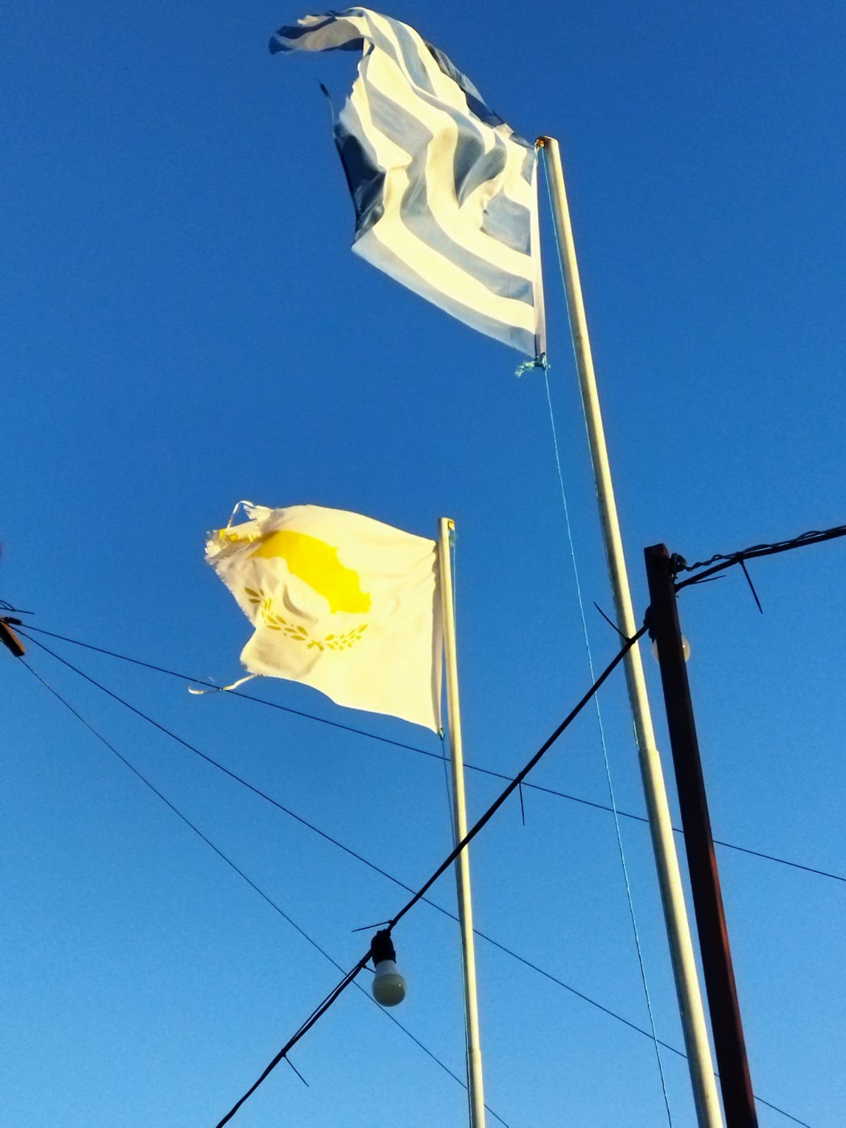 «Είναι αυτές οι σημαίες που μας αξίζουν;»